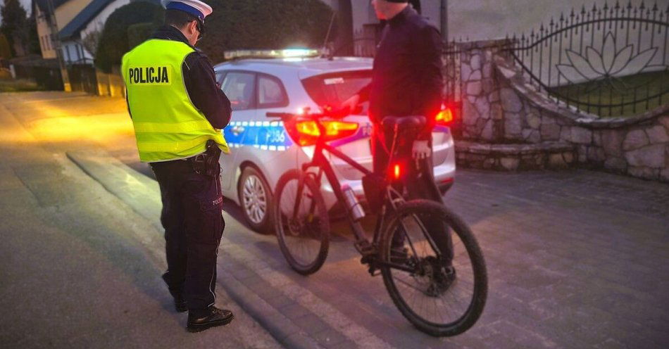 zdjęcie: Akcja Bezpieczny cyklista w Kłobucku ujawniła 58 wykroczeń / fot. KPP w Kłobucku Kontrola rowerzysty - Cyklista posiadał prawidłowe wyposażenie roweru i był trzeźwy