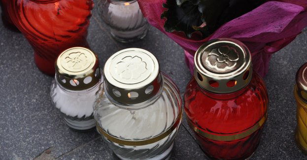 Na cmentarzach stanęły kolejne zniczodzielnie - regały na lampki z drugiego obiegu