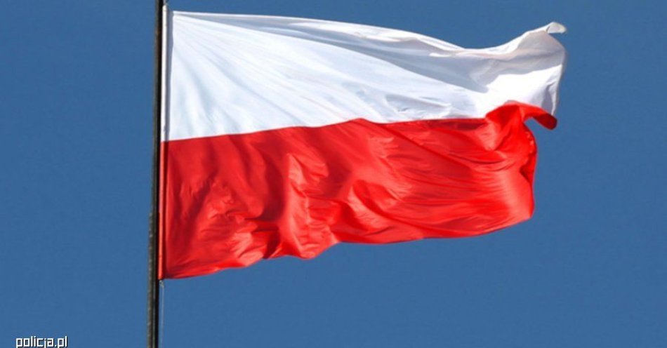 zdjęcie: Usunął z budynku flagę państwową - odpowie za przestępstwo / fot. KMP w Koninie