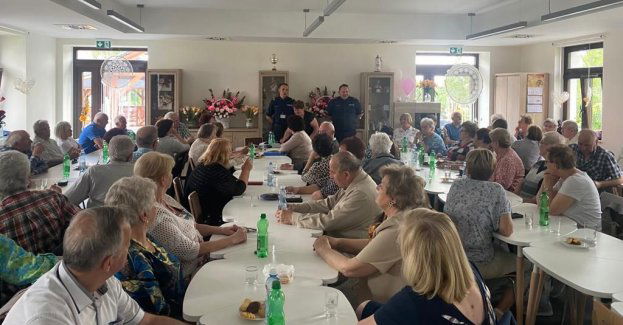 Policjanci przestrzegali seniorów przez zagrożeniami