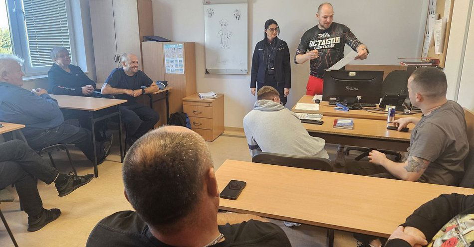zdjęcie: Policjanci zorganizowali zajęcia z samoobrony dla ratowników medycznych / fot. KPP w Lipnie