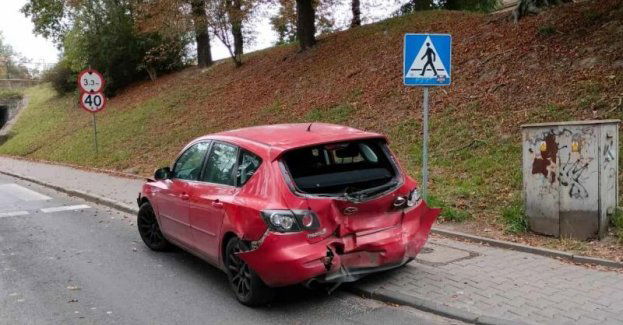 Uderzył w tył auta, które zatrzymało się przed przejście dla pieszych. Kierujący oplem był nietrzeźwy oraz nie posiadał uprawnień do kierowania