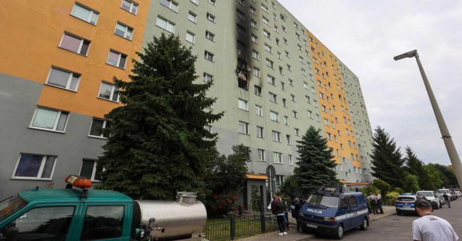 zdjęcie: W wyniku pożaru w bloku mieszkalnym w Rzeszowie zmarła 14-latka, hospitalizowano 8 poszkodowanych osób / fot. PAP