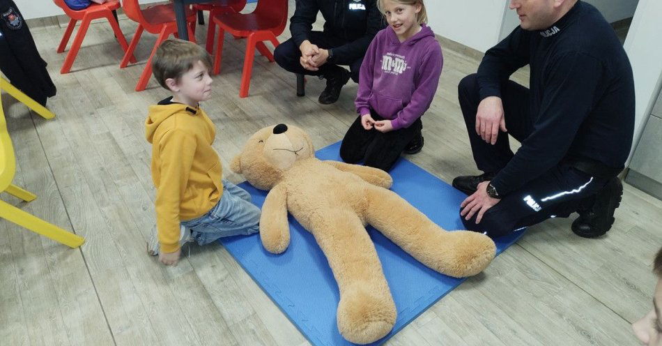 zdjęcie: Policjanci uczą dzieci pierwszej pomocy w Człopie / fot. KPP w Wałczu 1