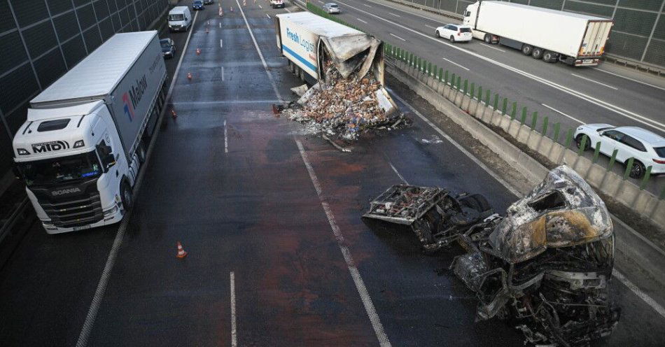 zdjęcie: Mazowieckie: utrudnienia na autostradzie A2 po zderzeniu dwóch ciężarówek i osobówki / Konotopa, 02.04.2026. Miejsce zderzenia dwóch ciężarówek i samochodu osobowego na autostradzie A2 w okolicy Konotopy, 2 bm. Kiedy strażacy usuwali pojazdy z jezdni, doszło do pożaru jednego z tirów. Pożar udało się ugasić, nie ma osób poszkodowanych. Zablokowany jest jeden pas w kierunku Warszawy. Korek w miejscu zderzenia ma kilkanaście kilometrów. (sko) PAP/Marcin Obara