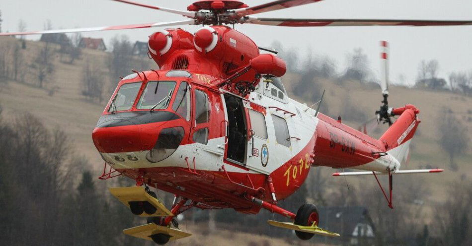 zdjęcie: Turysta walczy o życie po upadku podczas schodzenia z Rysów / Zakopane, 14.03.2025. Ratownicy TOPR przetransportowali poszkodowanego skialpinistę do szpitala w Zakopanem, 14 bm. Mężczyzna został częściowo przysypany lawiną w rejonie szlaku na Rysy, doznał on niegroźnych obrażeń. (mr) PAP/Grzegorz Momot  ***Do tego materiału zdjęciowego dostępna jest również depesza w systemie CSI, pt.: Lawina w Tatrach: TOPR uratował skialpinistę częściowo przysypanego śniegiem***