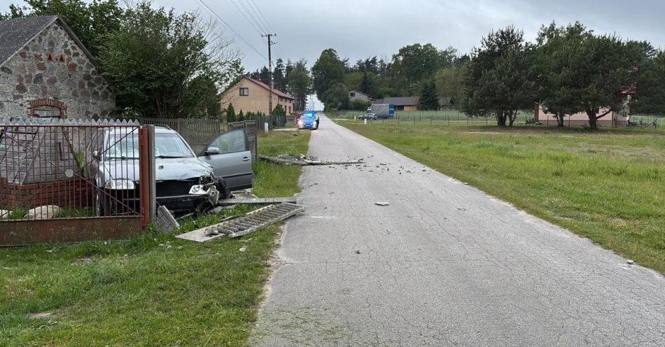 zdjęcie: Pijany kierowca wjechał w ogrodzenie / fot. KPP w Opocznie
