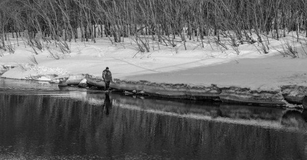 Dzielnicowi wyciągnęli starszego mężczyznę z zimnej wody