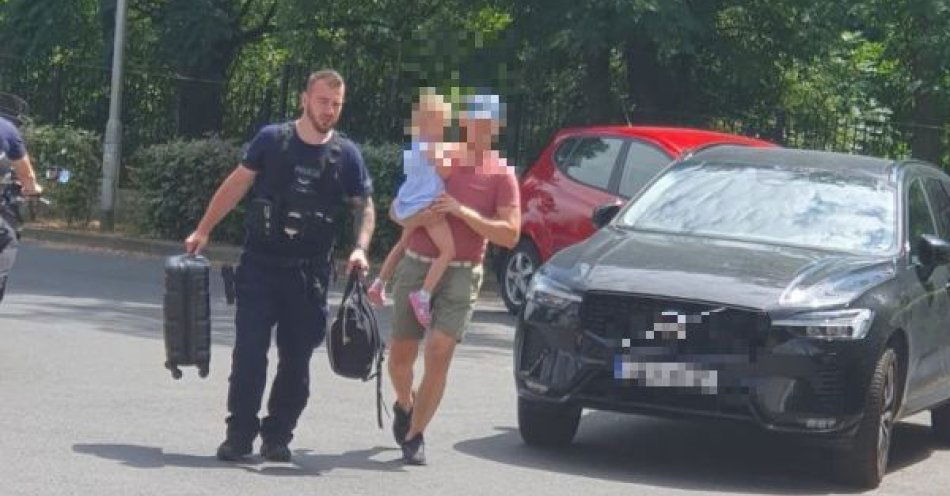 zdjęcie: 3,5-letnia dziewczynka przewieziona do szpitala pod eskortą policji / fot. KPP w Trzebnicy