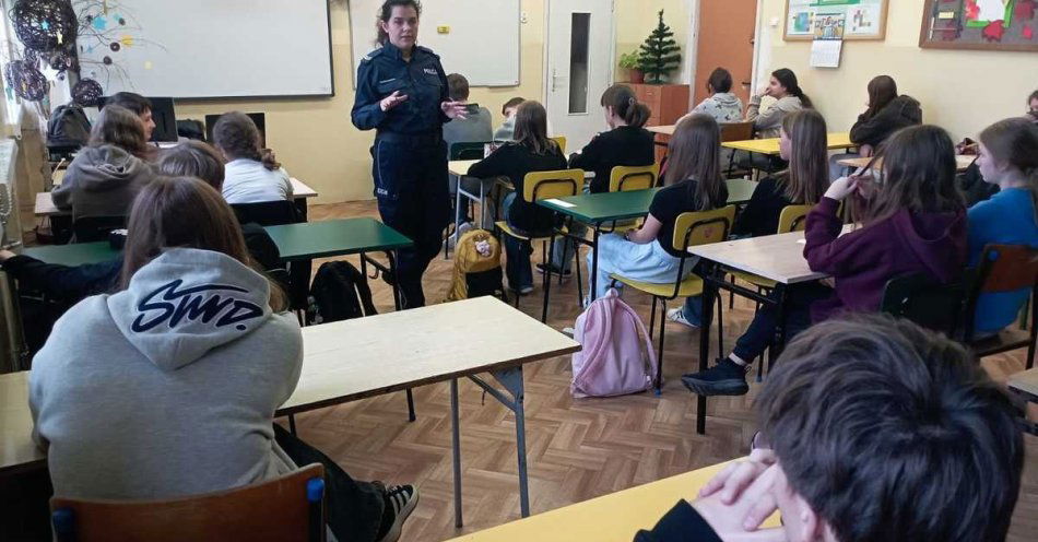 zdjęcie: Policjanci uczą RKO w szkołach dzięki nowemu fantomowi / fot. KPP w Nisku fot.: KPP w Nisku