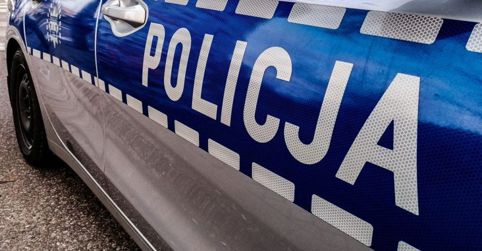 zdjęcie: Nietrzeźwy motorowerzysta w rękach dzielnicowego / fot. KPP Hajnówka