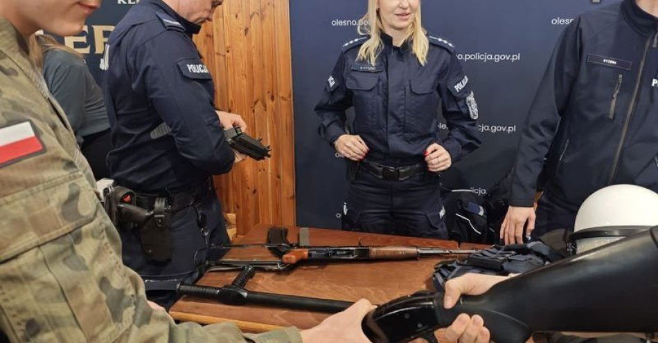 zdjęcie: Policjanci zachęcali młodzież do służby podczas Dni Kariery / fot. KPP Olesno