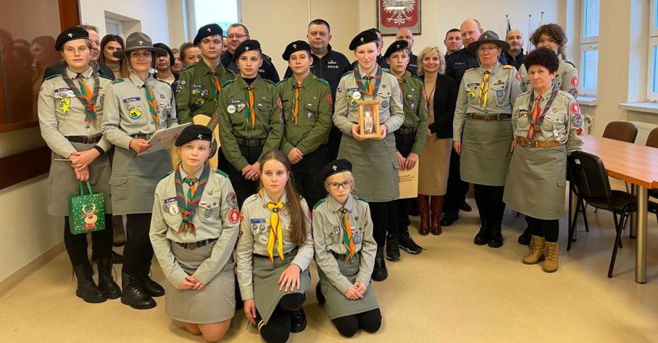 zdjęcie: Betlejemskie Światełko Pokoju w makowskiej komendzie / fot. KPP w Makowie Mazowieckim