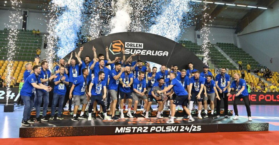 zdjęcie: Piłkarze ręczni Orlen Wisły Płock zostali mistrzami Polski / fot. PAP