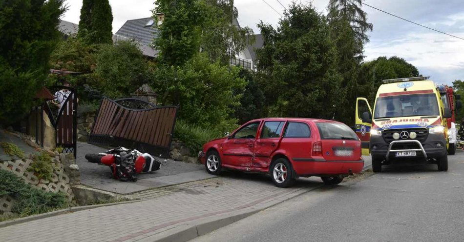 zdjęcie: Wypadek z udziałem motocyklisty w Siemiechowie / fot. KMP w Tarnowie