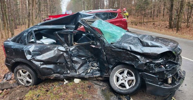 Wypadek w Obroczy. Nie żyje 27-latka, która kierowała Oplem