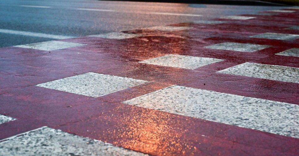 zdjęcie: IMGW wydał ostrzeżenia przed oblodzeniem dla całego kraju / Szczecin, 27.12.2025. Gołoledź w Szczecinie, 27 bm. Instytut Meteorologii i Gospodarki Wodnej wydał ostrzeżenia I stopnia w 14 województwach, przed powodującymi gołoledź marznącymi opadami deszczu lub mżawki. (mr) PAP/Marcin Bielecki