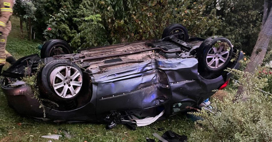 zdjęcie: Dachowanie w Występie. Auto wpadło na teren prywatnej posesji / fot. KPP w Szczytnie