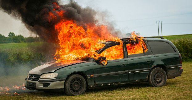 W trakcie rozbiórki auta wybuchł gaz; dwie osoby ranne