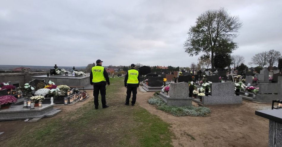 zdjęcie: Policjanci dbają o bezpieczeństwo w rejonach cmentarzy / fot. KPP w Golubiu-Dobrzyniu