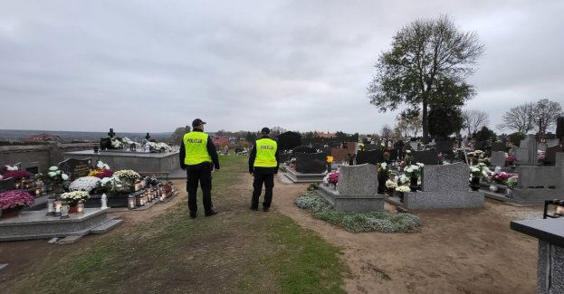 Policjanci dbają o bezpieczeństwo w rejonach cmentarzy