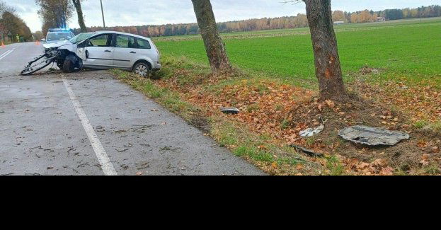 Ford uderzył w drzewo w Skokach. Kierowca w szpitalu