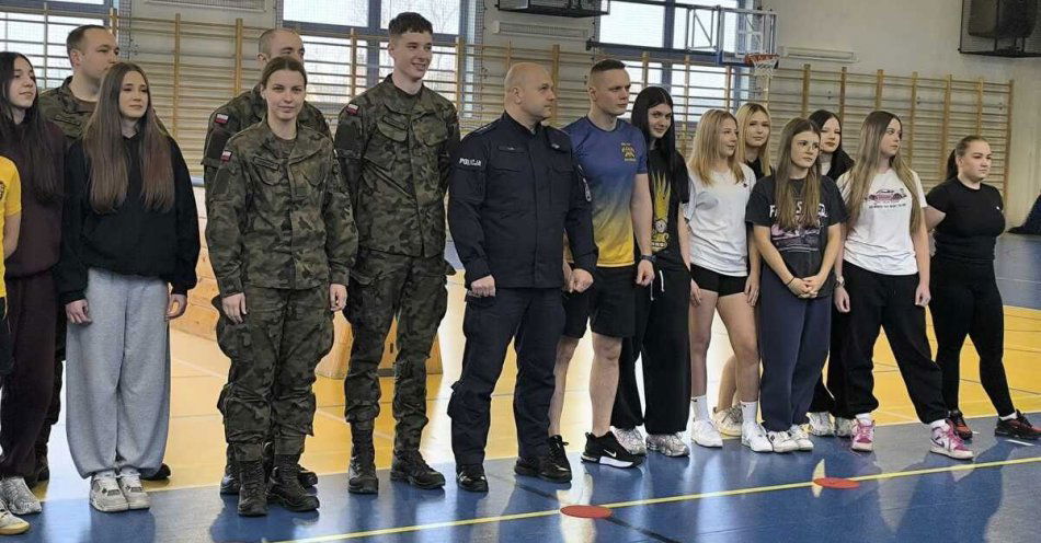 zdjęcie: Policjanci na torze przeszkód z uczniami ZSZ nr 1 / fot. KMP Biała Podlaska