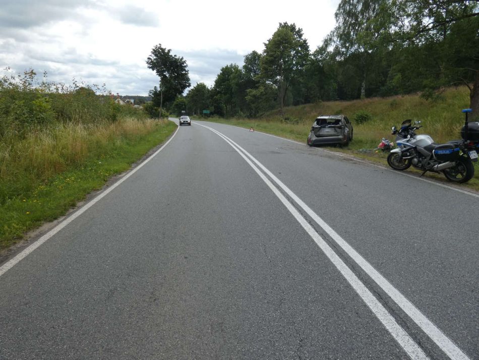 zdjęcie: Policjanci pracowali na miejscu wypadku w Lipuskiej Hucie / fot. KPP w Kościerzynie