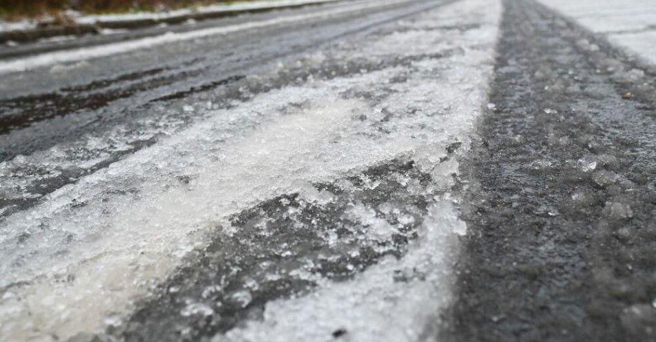zdjęcie: IMGW ostrzega: w nocy oblodzenia w 11 województwach, a w dwóch marznące deszcze powodujące gołoledź / Szczecin, 06.01.2025. Trudne warunki drogowe z powodu odwilży w Szczecinie, 6 bm. (mb/mr) PAP/Marcin Bielecki