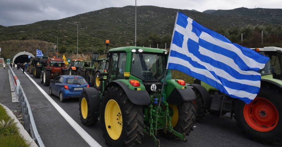 zdjęcie: Dolnośląskie: 34-latek prowadził po alkoholu, uciekając przed policją zderzył się z innym radiowozem / epa12608701 Rolnicy z blokady w Nikaia podążają traktorami w stronę zamknięcia tuneli Tempi na krajowej drodze Ateny–Saloniki, w pobliżu Larissy, w Thessalii, w środkowej Grecji, 22 grudnia 2025 roku. Rolnicy postanowili 22 grudnia zorganizować pięcio-godzinną blokadę tuneli Tempi, dotyczącą wyłącznie przejazdu ciężarówek, w ramach eskalacji mobilizacji i wywierania presji na rząd, aby spełnił ich żądania. EPA/APOSTOLOS DOMALIS Dostawca: PAP/EPA.