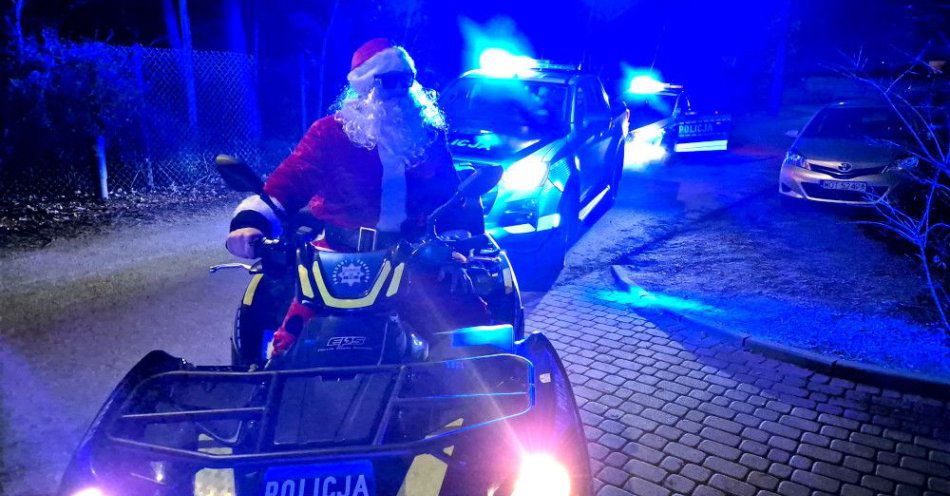 zdjęcie: Mikołaj z policjantami odwiedził Domy dla Dzieci w Otwocku / fot. KPP w Otwocku