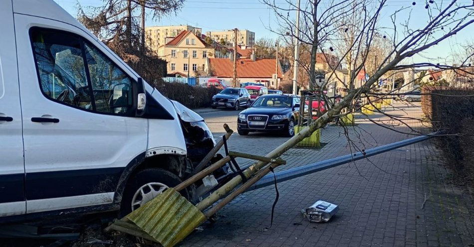 zdjęcie: 20-latka bez uprawnień usiadła za kierownicą pojazdu i nie zapanowała nad nim / fot. KMP w Sopocie