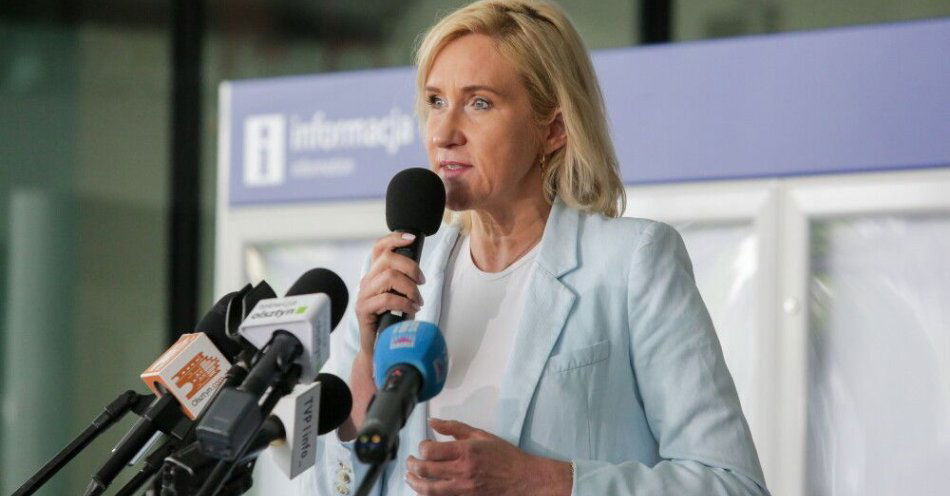 zdjęcie: Pasławska: w projekcie o nieformalnych związkach „bezpieczniki” zapobiegające omijaniu podatków / Olsztyn, 23.06.2025. Posłanka PSL-TD Urszula Pasławska podczas briefingu prasowego tow. uroczystości nadania imienia Mikołaja Kopernika dworcowi kolejowemu Olsztyn Główny, 23 bm. (jm) PAP/Tomasz Waszczuk