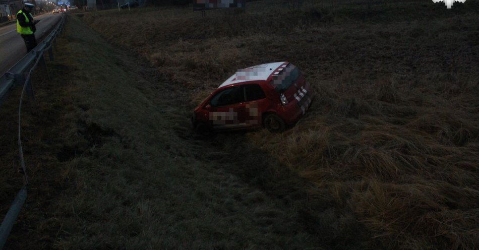 zdjęcie: Dwie osobówki w rowach po złym dopasowaniu prędkości / fot. KPP w Tarnowskich Górach