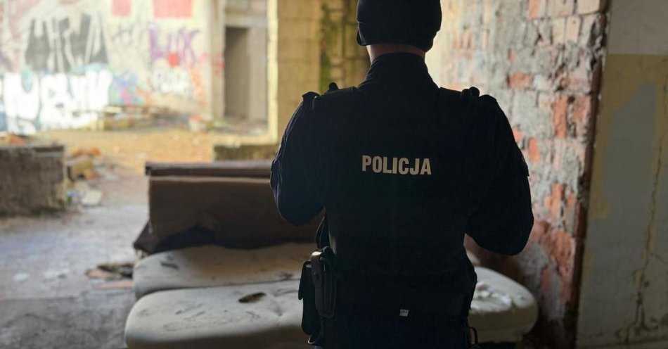 zdjęcie: Policjanci kontrolują pustostany i pomagają bezdomnym / fot. KMP Zielona Góra