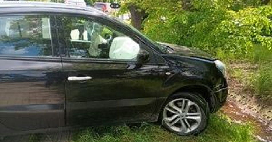 zdjęcie: Nietrzeźwy kierowca wjechał samochodem do rzeki szybka interwencja legnickich policjantów / fot. KMP w Legnicy