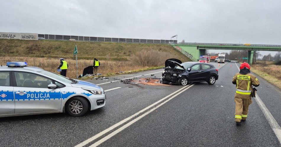 zdjęcie: Młody kierowca ciężko ranny po zderzeniu trzech aut w Lucynowie / fot. KPP w Wyszkowie Miejce zdarzenia drogowego z udziałem trzech pojazdów- Lucynów