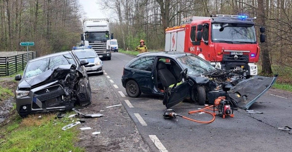 zdjęcie: Groźny wypadek w Dąbrowie Widawskiej – 4 osoby ranne / fot. KPP w Łasku