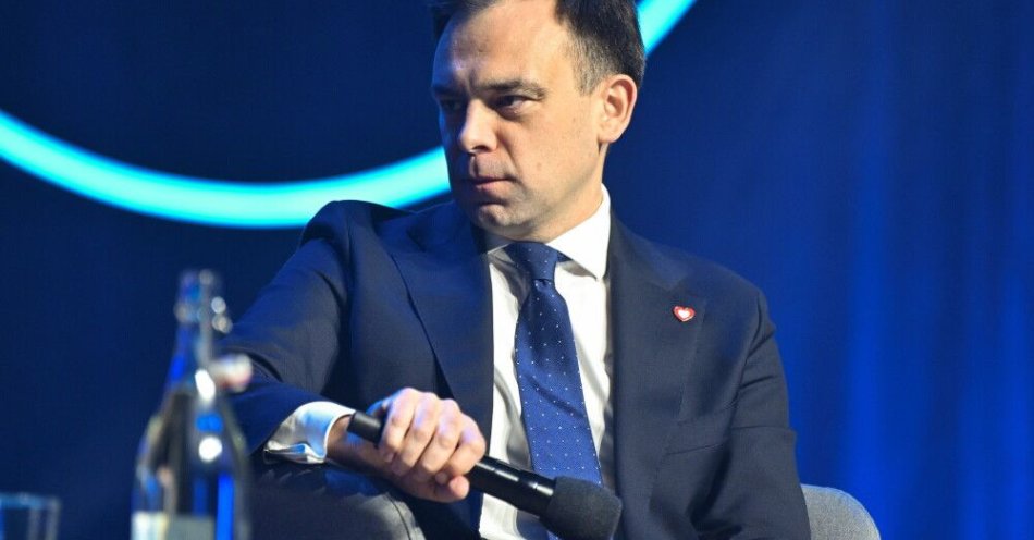 zdjęcie: Domański: skierowanie budżetu do TK to polityczny teatr bez realnych skutków / Kraków, 19.11.2025. Minister finansów i gospodarki Andrzej Domański podczas dyskusji 