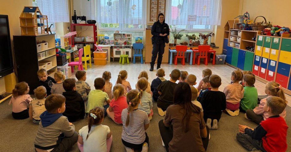 zdjęcie: Dzielnicowa uczy przedszkolaków bezpiecznej drogi do przedszkola / fot. KPP Złotów