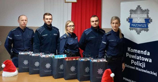 Mikołajki Policja rozdaje upominki i odblaski w Ostrowi