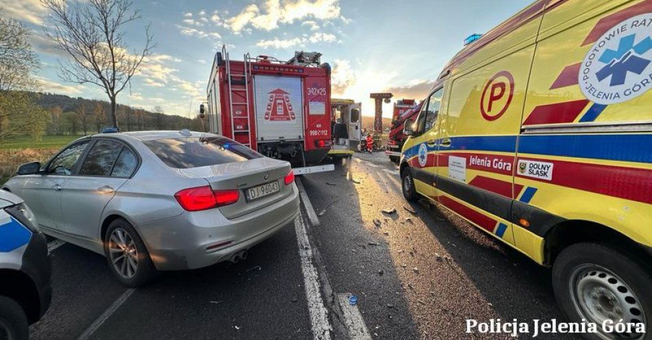 zdjęcie: Groźny wypadek na krajowej 3 w Radomierzu / fot. KMP w Jeleniej Górze