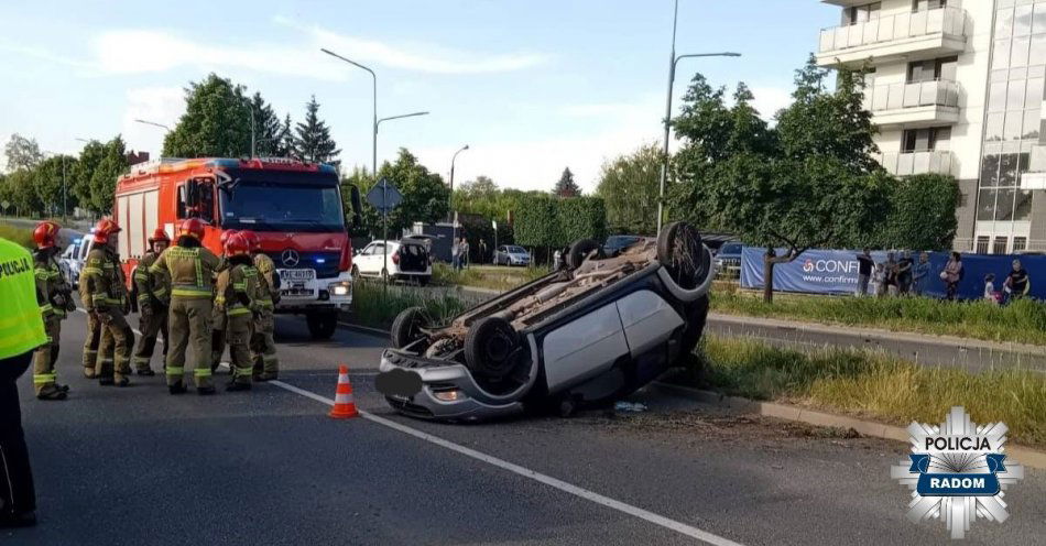 zdjęcie: Dachowanie pojazdu w Radomiu / fot. KMP w Radomiu