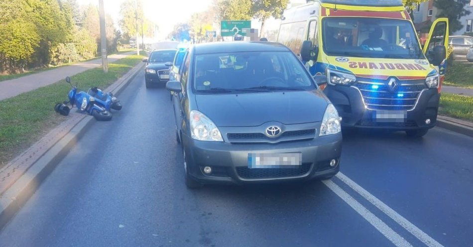 zdjęcie: Motorowerzysta uderzył w tył Toyoty w Radzyniu Podlaskim / fot. KPP Radzyń Podlaski