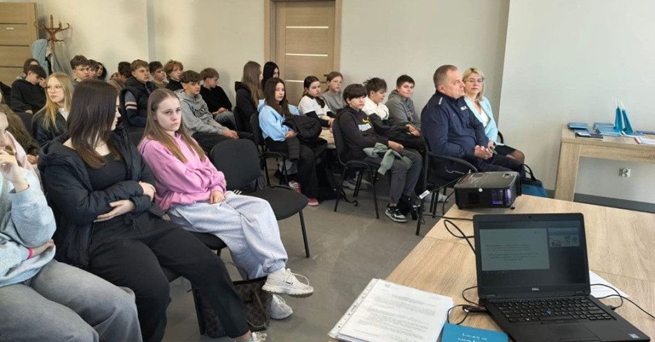 zdjęcie: Policjant uczy uczniów ratować i bezpiecznie korzystać z wody / fot. KMP Biała Podlaska