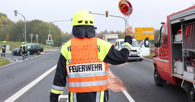 Samochód uderzył w drzewo, zginął 49-letni kierujący