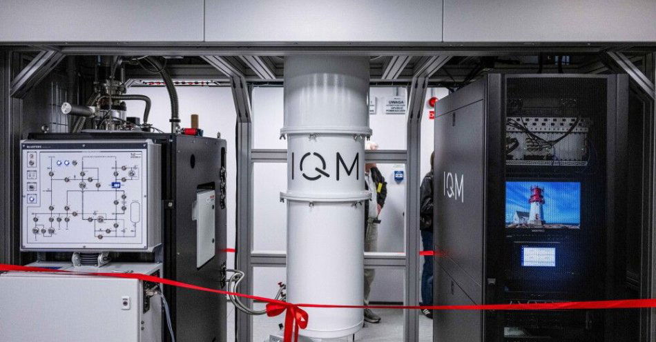 zdjęcie: Na Politechnice Wrocławskiej uruchomiono komputer kwantowy „IQM Spark” / fot. PAP