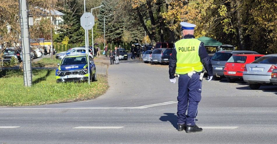 zdjęcie: Policja pilnuje porządku przy cmentarzach na Wszystkich Świętych / fot. KPP w Strzyżowie fot. KPP Strzyżów