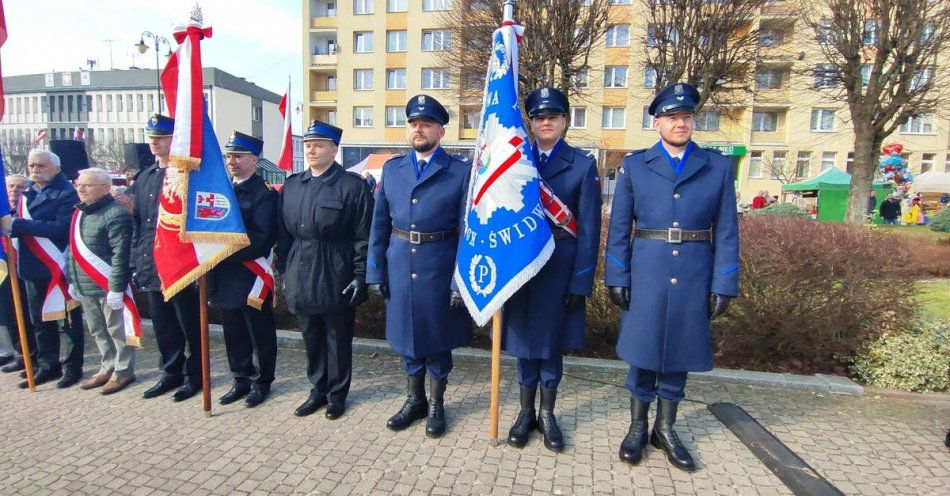 zdjęcie: Uroczyste obchody wyzwolenia Świdwina na Placu Konstytucji 3 Maja / fot. KPP w Świdwinie