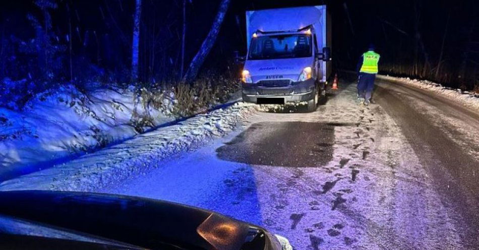 zdjęcie: Świadek uniemożliwił pijanemu kurierowi rozwożącemu paczki dalszą jazdę. Miał 3 promile / fot. KMP w Jeleniej Górze